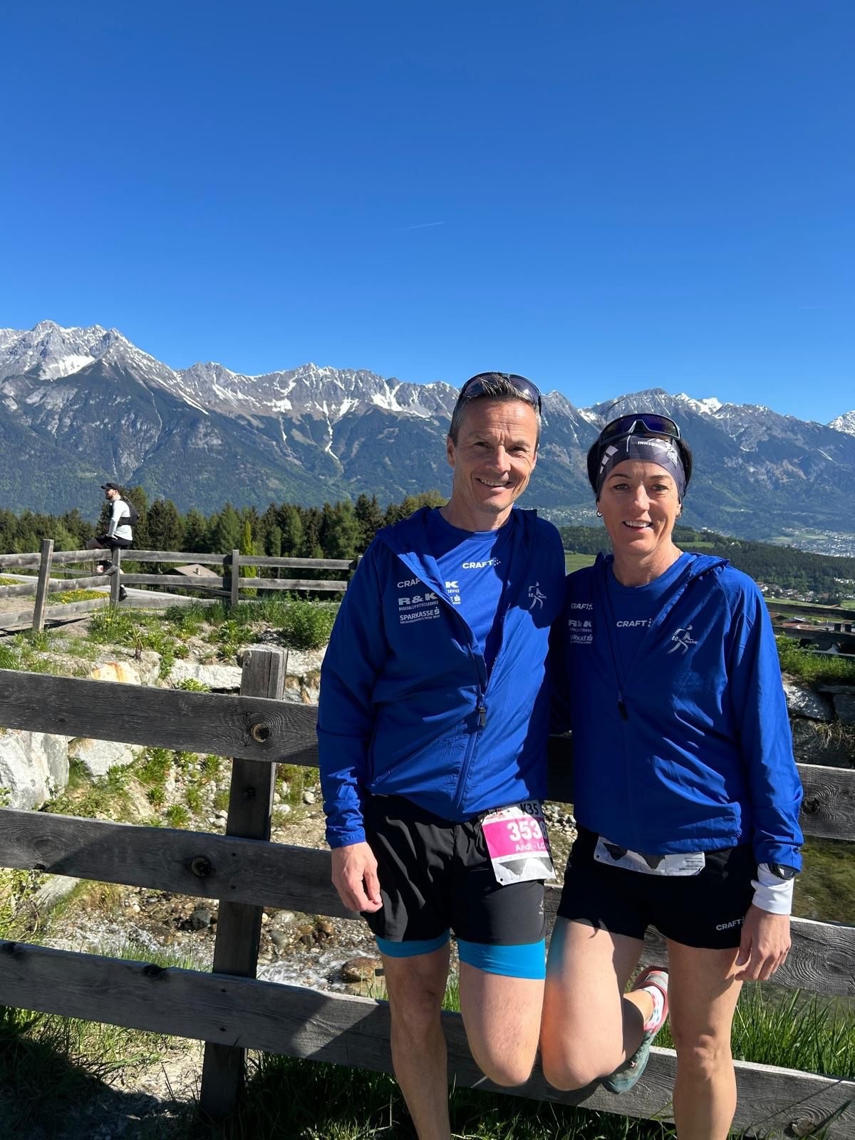 Teamwork & Bergpanorama beim Innsbruck Alpine Trailrun Festival